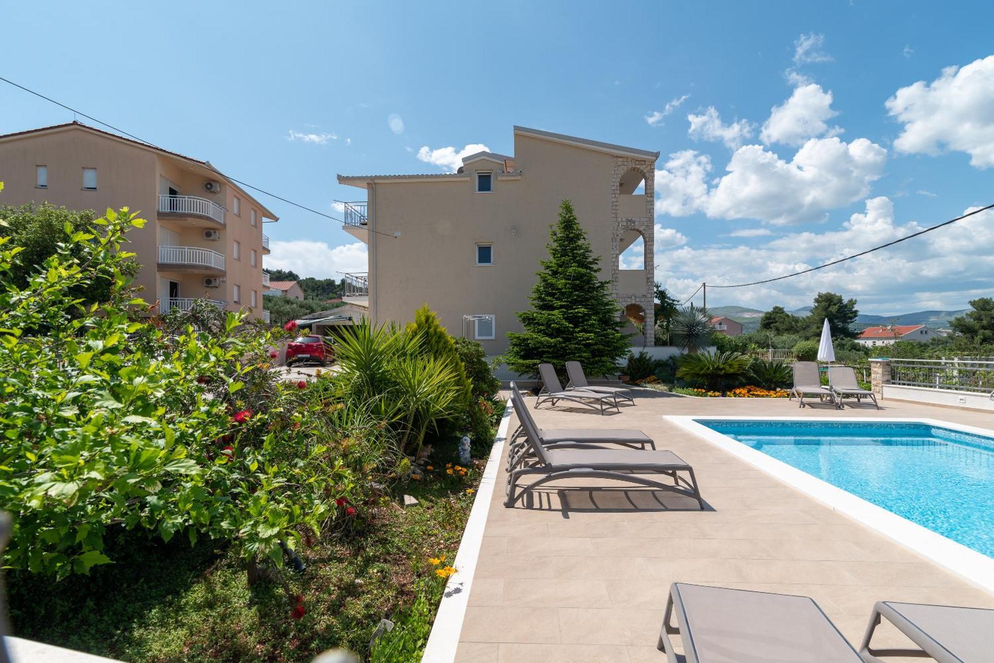Apartments Brico - Heated Pool Trogir Buitenkant foto